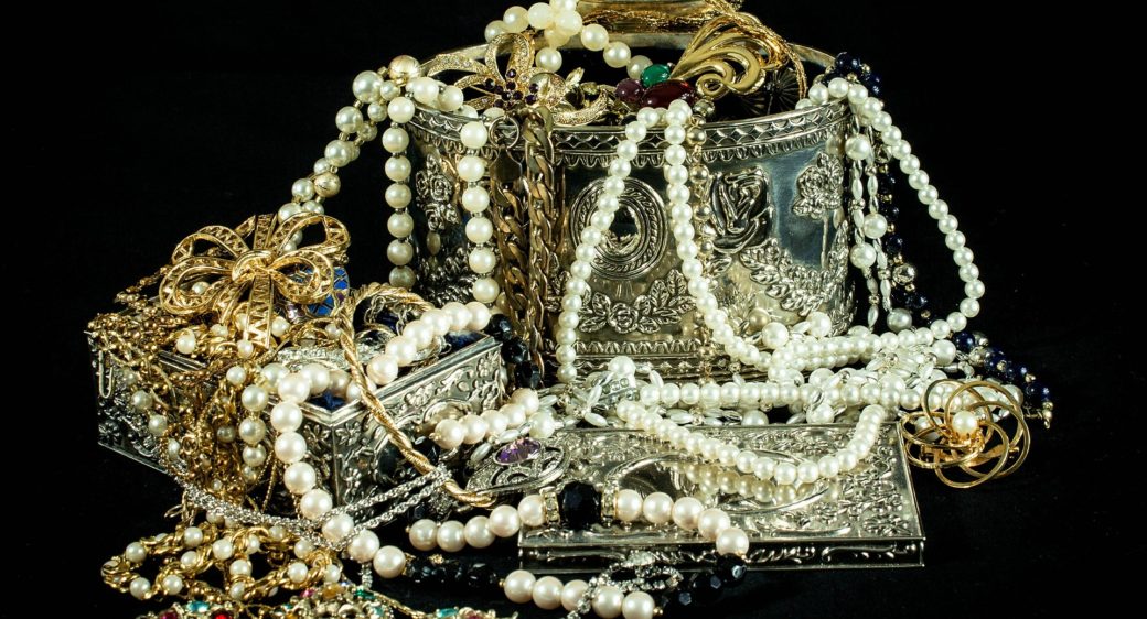 Naszyjniki, kolie, bransoletki i inne. Jak przedstawia się historia biżuterii na przestrzeni wieków?